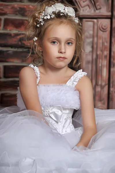 Dziewczynka w sukni ślubnej — Zdjęcie stockowe