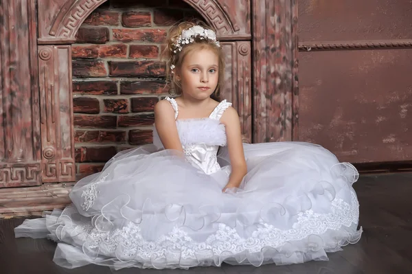Gadis kecil dengan gaun pengantin. — Stok Foto