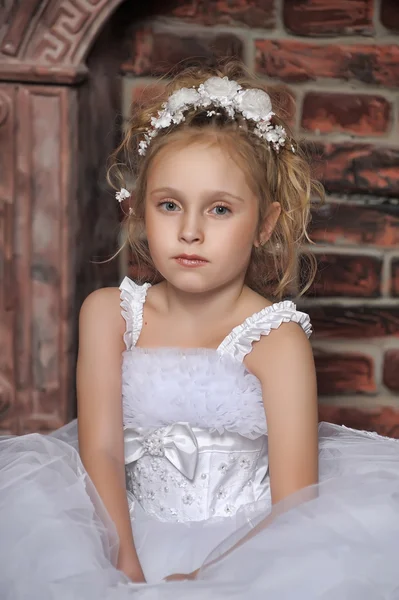 Klein meisje in trouwjurk — Stockfoto