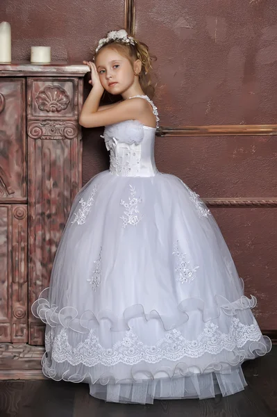 Маленька дівчинка у весільній сукні — стокове фото