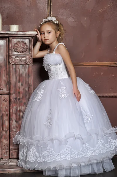 Niña en vestido de novia —  Fotos de Stock