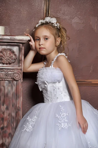 婚纱礼服的小女孩 — 图库照片
