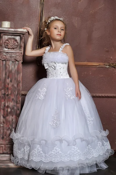 Niña en vestido de novia — Foto de Stock