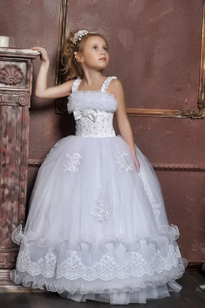 웨딩 드레스에 어린 소녀 — 스톡 사진