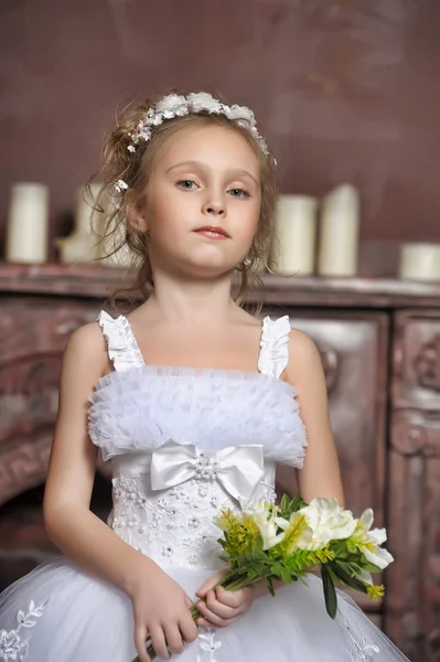 Menina em vestido de noiva — Fotografia de Stock