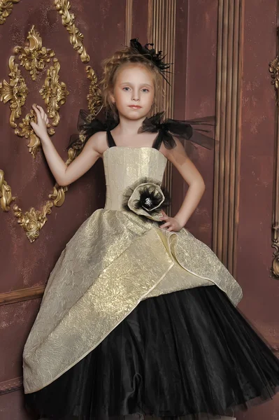 Klein meisje in een retro jurk — Stockfoto