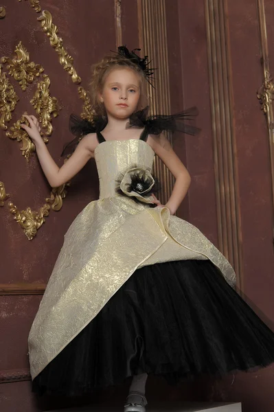 Κοριτσάκι σε ένα ρετρό φόρεμα — Φωτογραφία Αρχείου