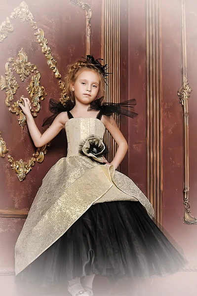 Маленькая девочка в ретро платье — стоковое фото