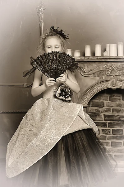 Liten flicka i en retro klänning — Stockfoto