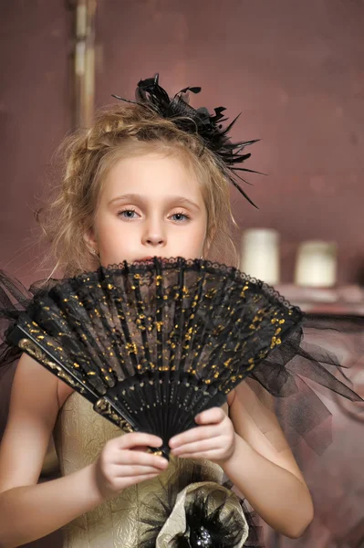 Маленька дівчинка в ретро сукні — стокове фото