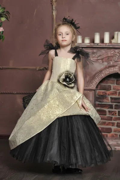 Malá holčička v retro šaty — Stock fotografie