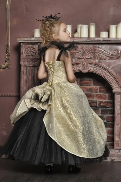 Klein meisje in een retro jurk — Stockfoto