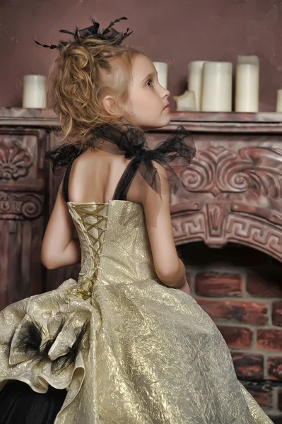 Malá holčička v retro šaty — Stock fotografie