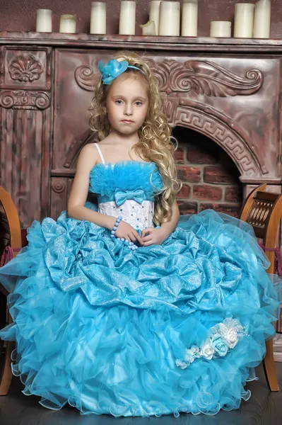 Kleines Mädchen in einem smarten blauen Kleid — Stockfoto