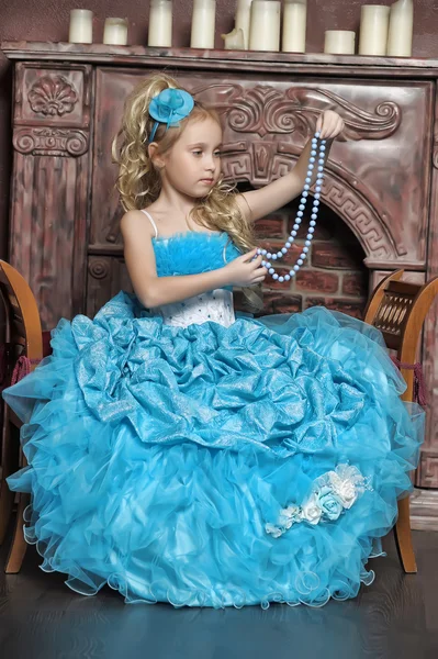 Liten flicka i en smart blå klänning — Stockfoto
