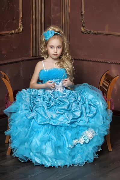 Akıllı mavi elbiseli küçük kız — Stok fotoğraf