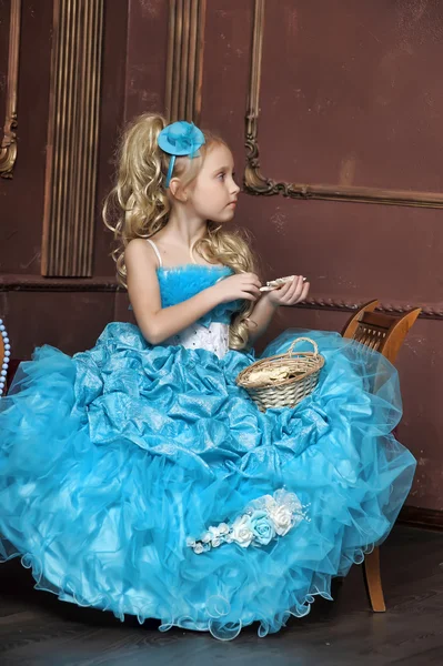 Klein meisje in een slimme blauwe jurk — Stockfoto