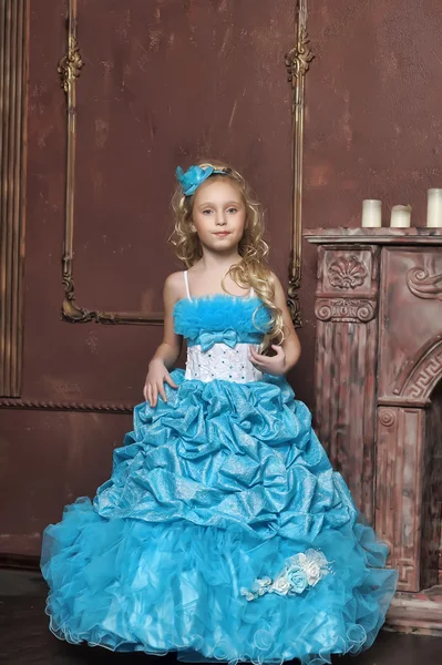 Egy okos kék ruhás kislány — Stock Fotó