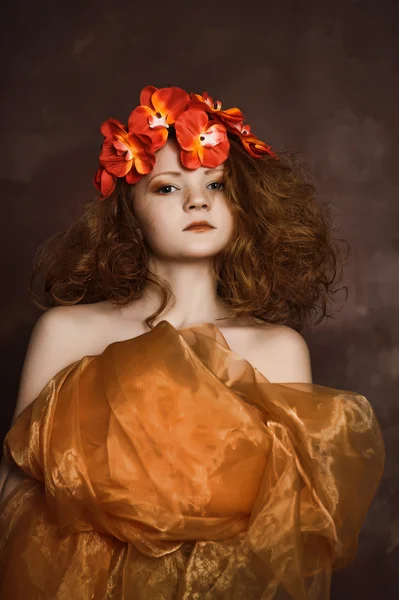 Kırmızı çiçek çelenk içinde genç kız — Stok fotoğraf