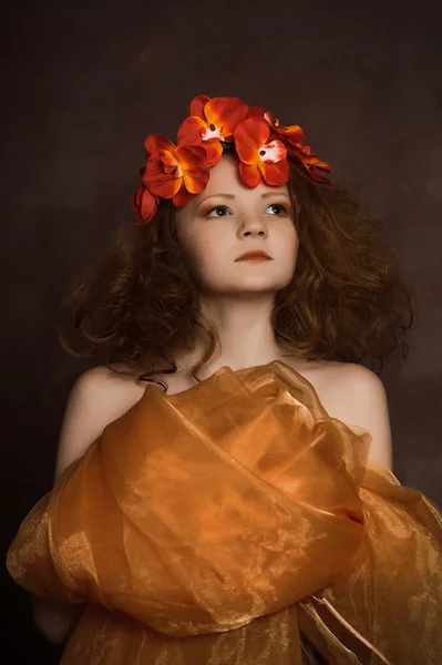 Adolescente dans une couronne de fleurs rouges — Photo