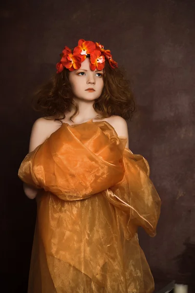 花圈的红色花朵的少女 — 图库照片