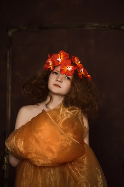 Tini lány, egy piros Virág Koszorú — Stock Fotó