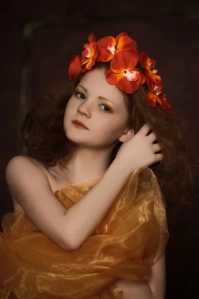Adolescente dans une couronne de fleurs rouges — Photo