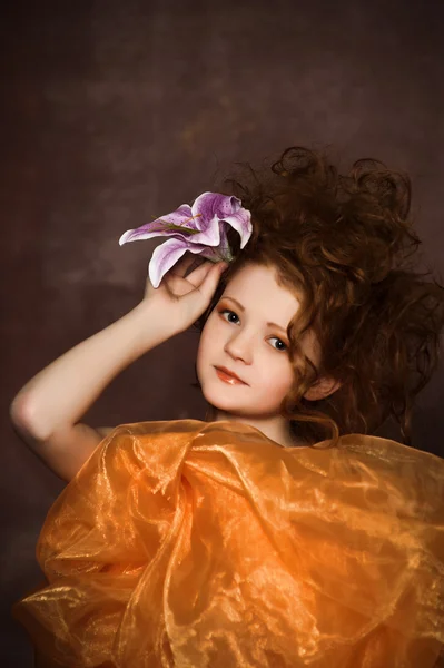 Девушка с лиловыми лилиями в волосах — стоковое фото