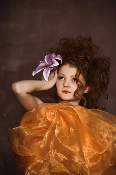 Saçında leylak zambak ile kız — Stockfoto