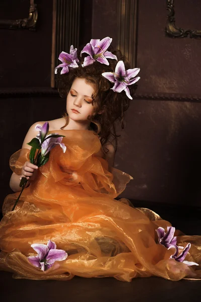 Chica con lirios lila en el pelo — Foto de Stock