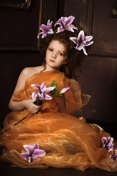 Dívka s Lila lilie ve vlasech — Stock fotografie