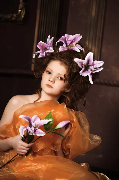 Lány haját lila liliomok, m — Stock Fotó