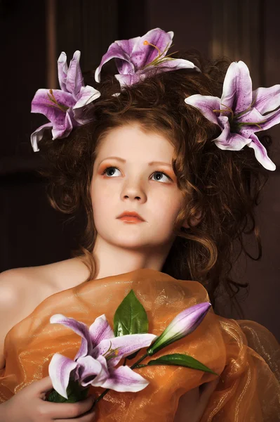 Fille avec des lis lilas dans ses cheveux — Photo