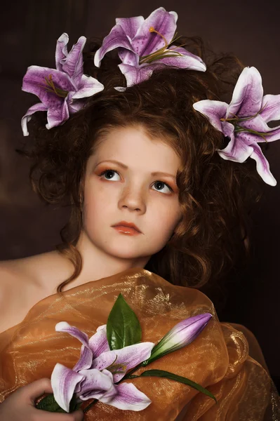 Lány haját lila liliomok, m — Stock Fotó