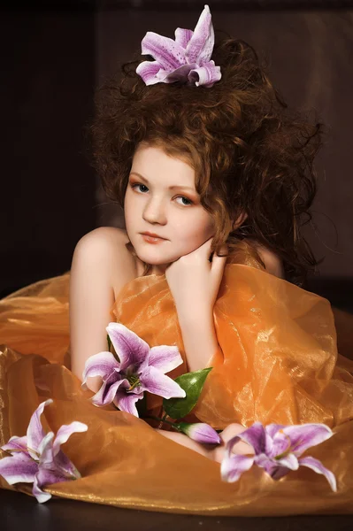 Dívka s Lila lilie ve vlasech — Stock fotografie