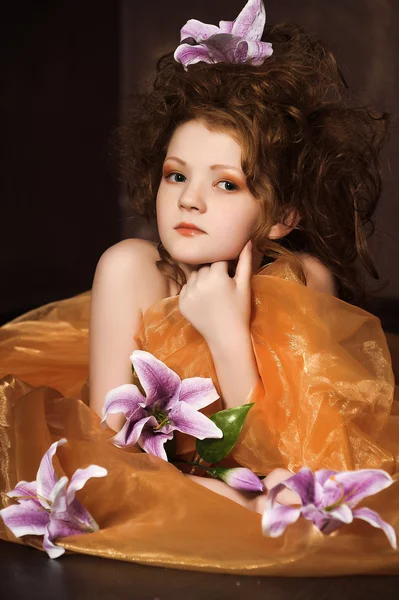 Dziewczyna z bzu Lilie w jej włosy — Zdjęcie stockowe