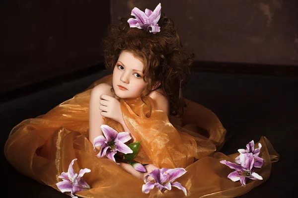 Chica con lirios lila en el pelo —  Fotos de Stock