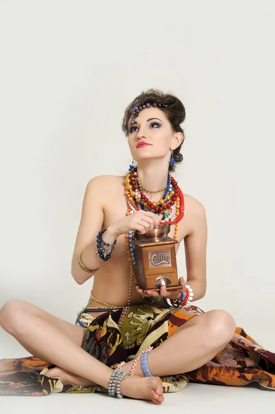 Дівчина з дерев'яною кавомолкою — стокове фото