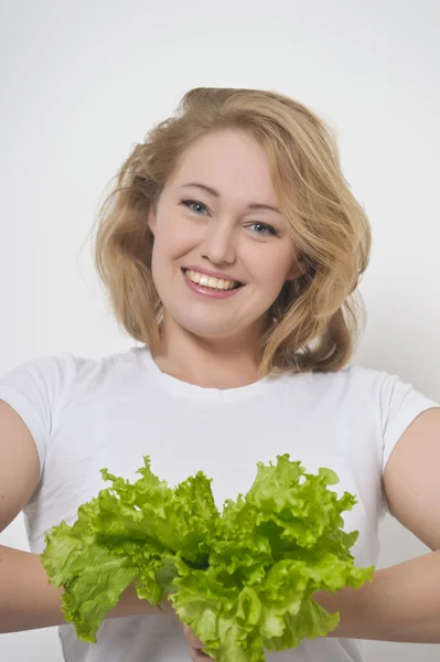 Mädchen und Salatblätter — Stockfoto