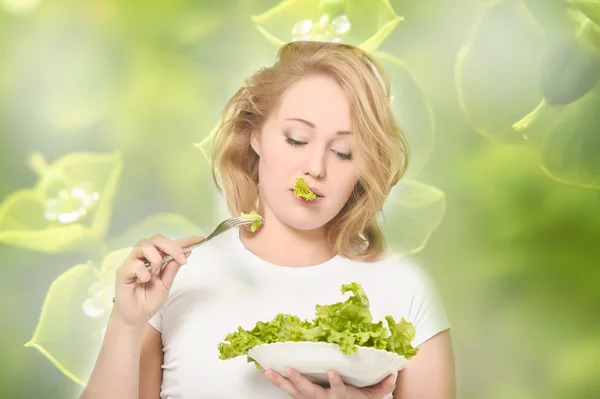 Mädchen und Salatblätter — Stockfoto