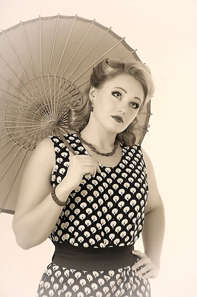 Çin şemsiye stili 60 yıl içinde belgili tanımlık fotoğraf ile kız — Stok fotoğraf