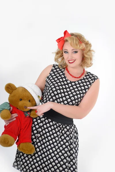 Het jonge meisje met een stuk speelgoed beer cub — Stockfoto