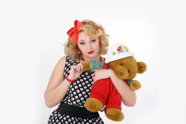 La giovane ragazza con un cucciolo di orso giocattolo — Foto Stock