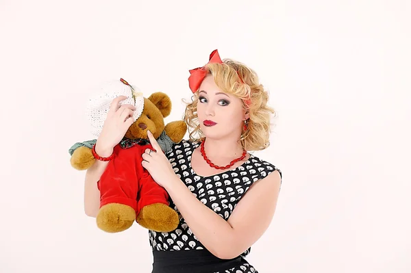 おもちゃのクマの子を持つ少女 — ストック写真