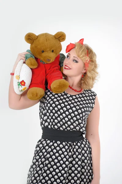 Den unga flickan med en leksak björnen cub — Stockfoto