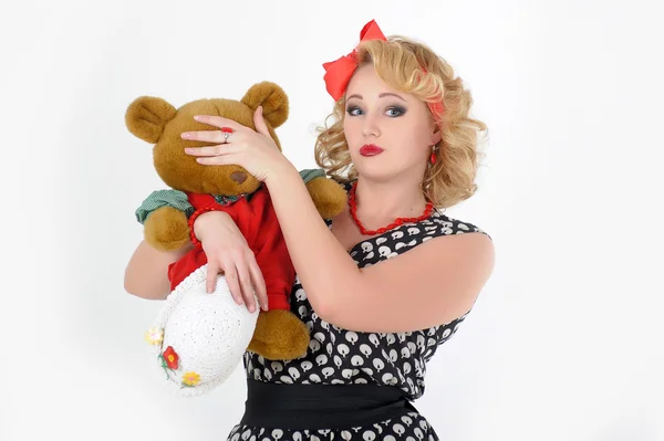 A jovem com um filhote de urso de brinquedo — Fotografia de Stock
