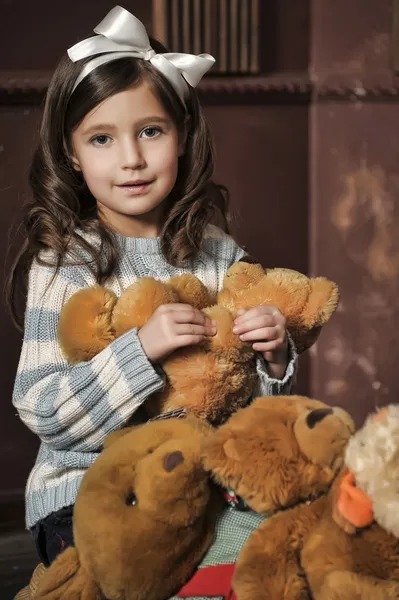 Meisje met een teddybeer — Stockfoto