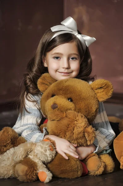 Κορίτσι με ένα αρκουδάκι — Φωτογραφία Αρχείου