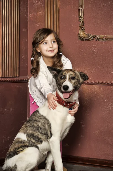 Retrato vintage de una niña con perro —  Fotos de Stock