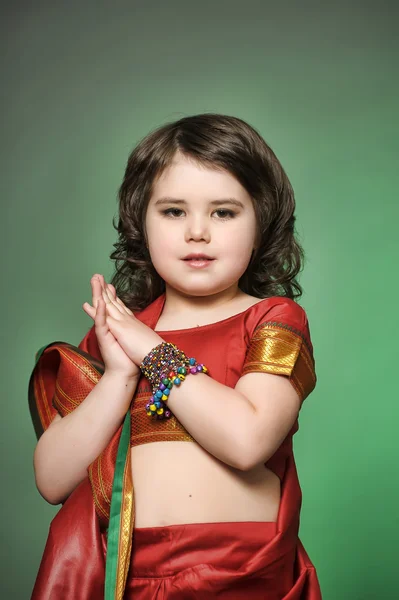 Uma menina está no traje nacional indiano. — Fotografia de Stock